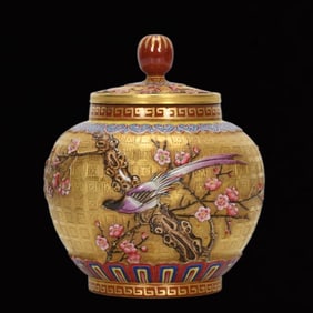 An Exquisite Enamel Gold Ground Flower and Bird Pattern Jar, With Cover