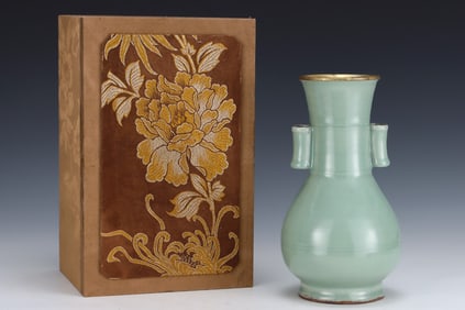 An Exquisite Longquan yao Cover with Gold Double-Ears Vase
