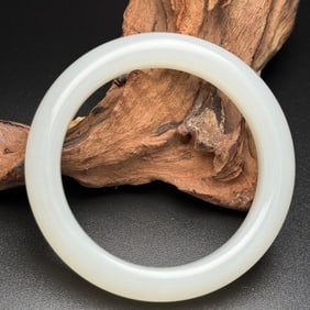 An Exquisite White Jade Bracelets
