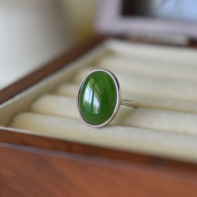 An Exquisite Sterling Silver Inlaid Jasper Ring