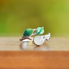 An Exquisite Sterling Silver Inlaid White Jade Enamel Ring