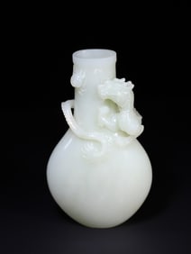 A Exquisite Hetian Jade Carved Dragon Pattern Vase Ornament