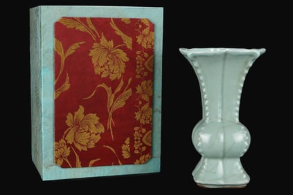 A Rare Guan yao petaloid Vase