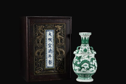 A Rare Green Glazed Dragon Pattern Double-Ears Vase