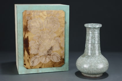 A Rare Guan yao Ice crack pattern Vase