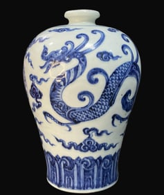 A Rare Blue and White Hornless Dragon Pattern Vase