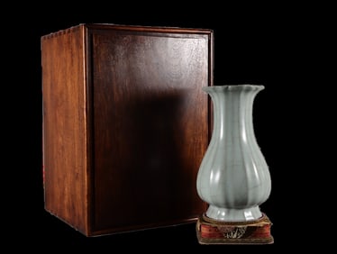 A Rare Guan yao white glaze Melon-ribbed shape Vase