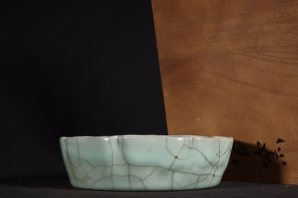 A Rare Guan Kiln Black Body Powder Blue Glaze Peony Flower-style Washer