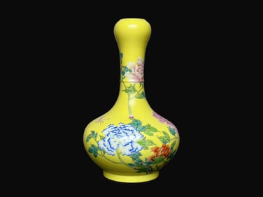 A Rare Famille Rose Yellow-Ground Phoenix Tail Grass Scraped Flower Peony and Butterfly Pattern Vase