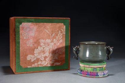 A Rare Guan yao Celadon Glzed Double Fish Stove