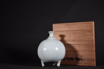 A Rare Guan Kiln Celadon Tripod Water Dropper