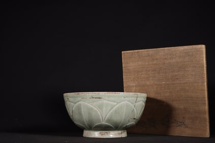 A Rare Yue Kiln Secret Color Celadon Relief Lotus Petal Pattern Tea Bowl
