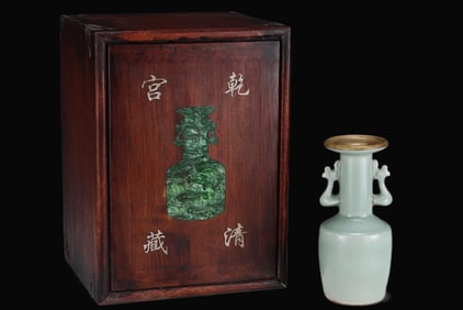 A Rare Longquan yao Cover with Gold Double-Ears Vase