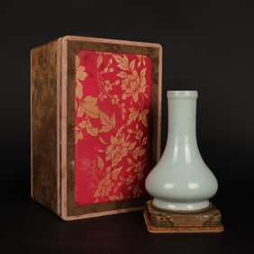 A Rare Guan yao Celadon Glzed Vase