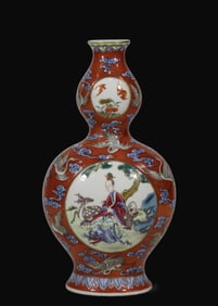 Famille-Rose Iron-Red Character and Story Pattern Gourd-Shaped Vase