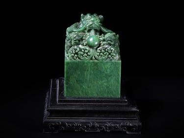 A Exquisite Jade Dragon Seal Ornament