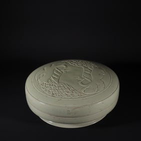 A Rare Yue Kiln Mise Celadon with High Relief Peacock pattern Box
