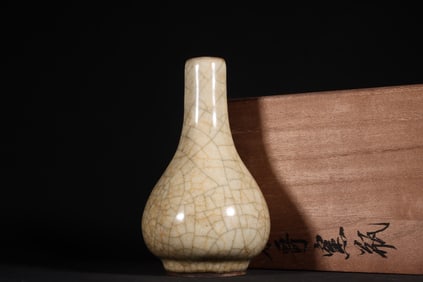 A Rare Ge Kiln Cream Glaze Gall Bottle