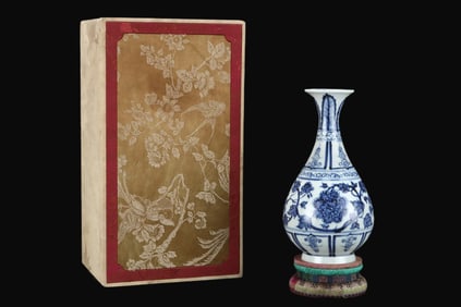 A Rare Blue and White Lotus Pattern Vase