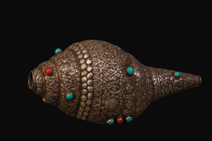 A Rare Imperial Pure Silver Inlaid with Gemstones Right-Coiling Dharma Conch Ritual Implements