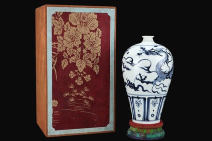 A Rare Blue and White Auspicious Cloud Dragon Pattern Vase