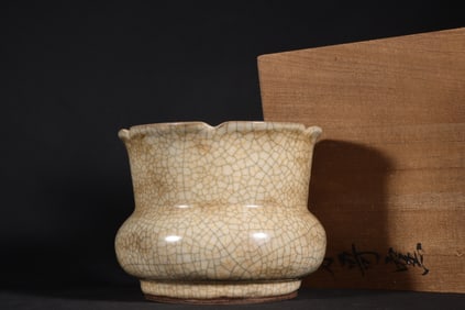 A Rare Ge Kiln Cream Glaze Flower Mouth Bottle