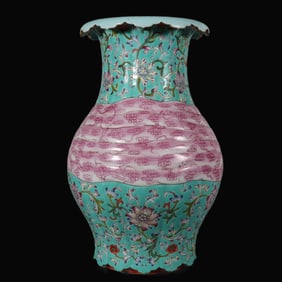 A Rare Famille-Rose Gilt Green-Ground Interlaced Lotus Flower Pattern Vase