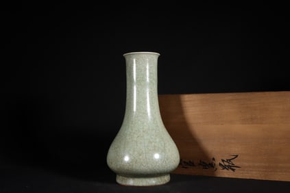 A Rare Guan Kiln Celadon Ice Crack Straight-Neck Bottle