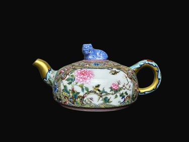 A Rare Famille-Rose Gilt Flower and Bird Pattern Lion-Lid Pot