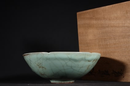 A Rare Guan Kiln Powder Blue Glaze Sunflower Mouth Bowl