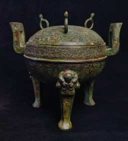 An Archaic Bronze round-lid ding