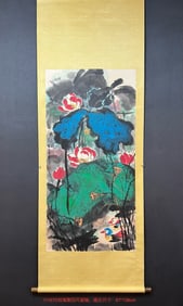 A Chinese ink wash silk scroll flower-and-bird hanging scroll