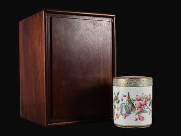 A Rare Famille-Rose Outline in gold Melon and fruit pattern Box