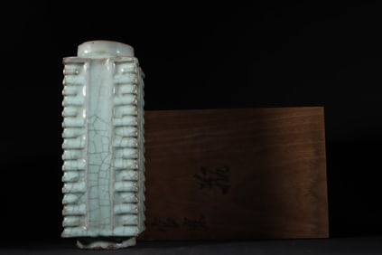 An Exquisite Guan yao Celadon Glazed Vase