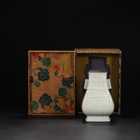 An Exquisite Guan yao Celadon Glazed Double-Ears Vase