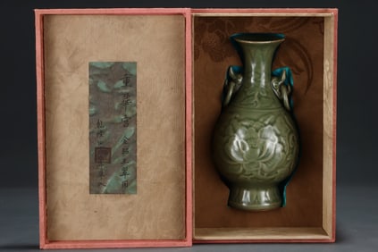 An Exquisite Long quan yao Flower Pattern Double-Ears Vase