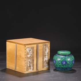 An Exquisite Blue and White Lotus Pattern Jar