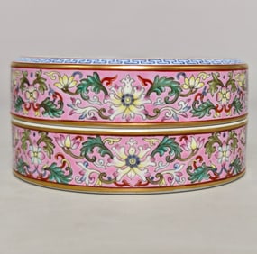 An Exquisite Famille-Rose Painted Gold Lotus Pattern Character and Story Pattern Box