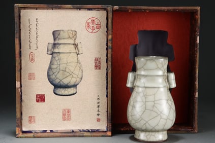 An Exquisite Ge yao Double-Ears Vase