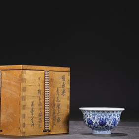 An Exquisite Blue and White Lion Pattern Lotus Pattern Cup