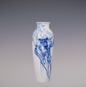 An Exquisite Blue and White Flower and Bird Pattern Vase