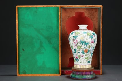 An Exquisite Famille-Rose Painted Gold Flower and Fruit Pattern Vase
