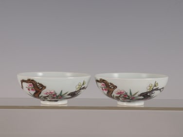 A Pair of Exquisite Famille-Rose Flower Pattern Cup