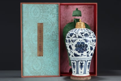 An Exquisite Blue and White Painted Gold Lotus Pattern Eight Treasures Pattern Vase