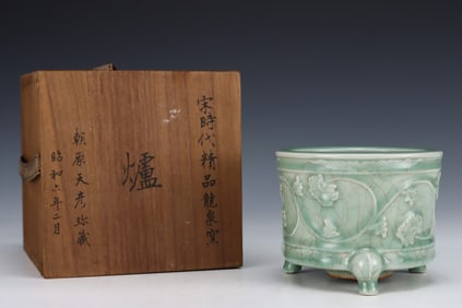 An Exquisite Long quan yao Flower Pattern Tripod Censer