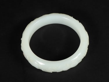 An Exquisite White Jade Bats and Peach Pattern Bracelets