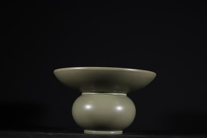 An Exquisite Yue yao Celadon Dragon Pattern Jar