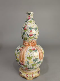 An Exquisite Famille-Rose Bats and Peach Pattern Gourd-Shaped Vase