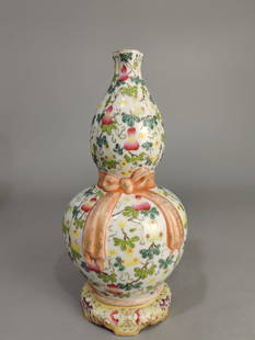 An Exquisite Famille-Rose Bats and Peach Pattern Gourd-Shaped Vase: An Exquisite Famille-Rose Bats and Peach Pattern Gourd-Shaped Vase Qing Dynasty, China Qianlong Six-character Mark Size:9.8inx5.1in&#31881;&#24425;&#31119;&#23551;&#21452;&#20840;&#21253;&#34993;&#338