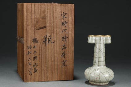 An Exquisite Ge yao Painted Gold Double-Ears Vase